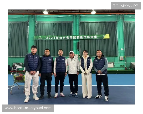 网球比赛前训练保持良好节奏，教练组给予积极评价