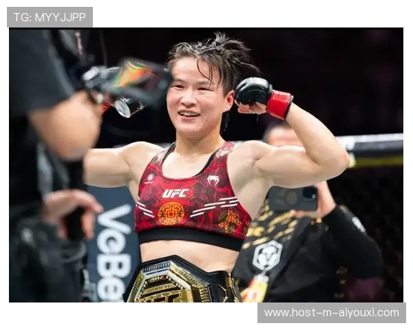 UFC张伟丽连环组合拳KO对手，展现王者风范